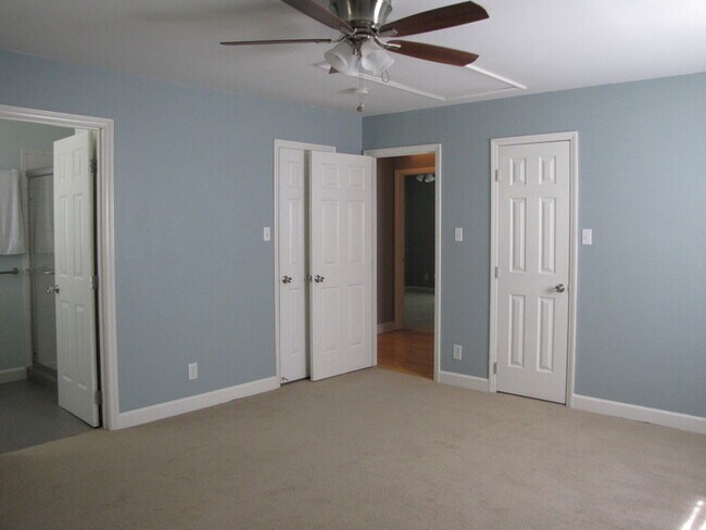 Building Photo - 513 Chivalry Dr