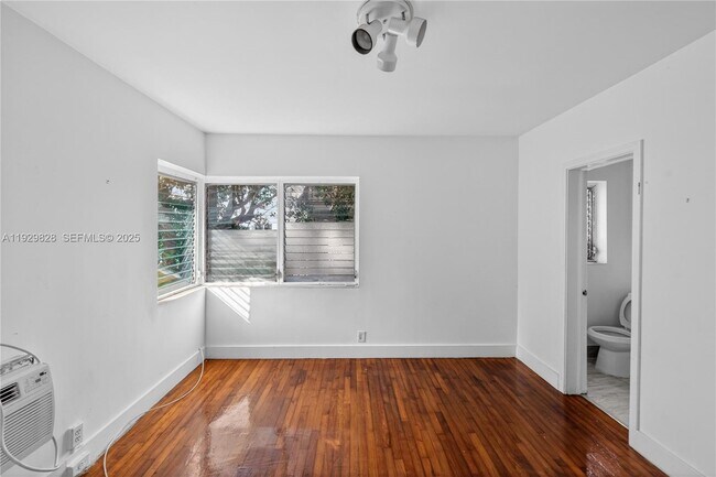 Building Photo - 993 Bay Dr