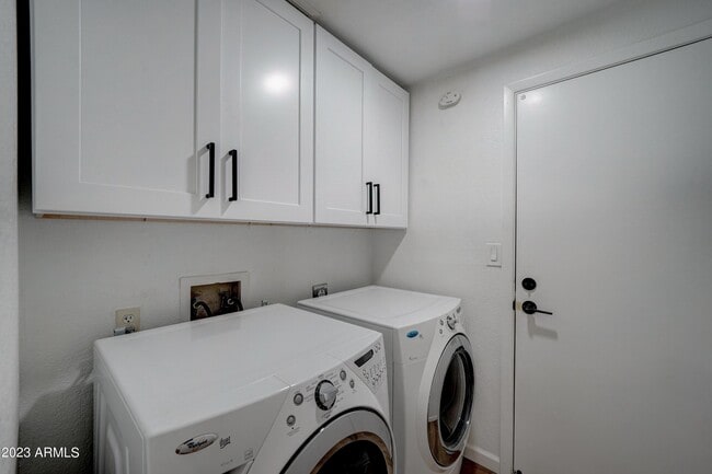 Building Photo - 7113 W Sunnyside Dr