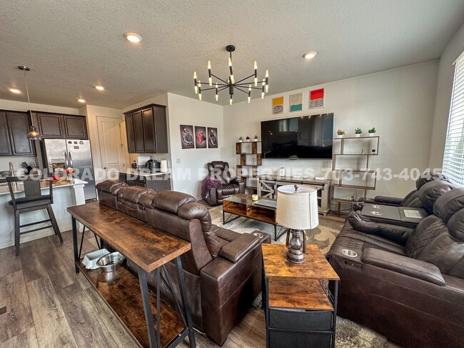 Building Photo - Luxurious fully-furnished home in Dove Vil...