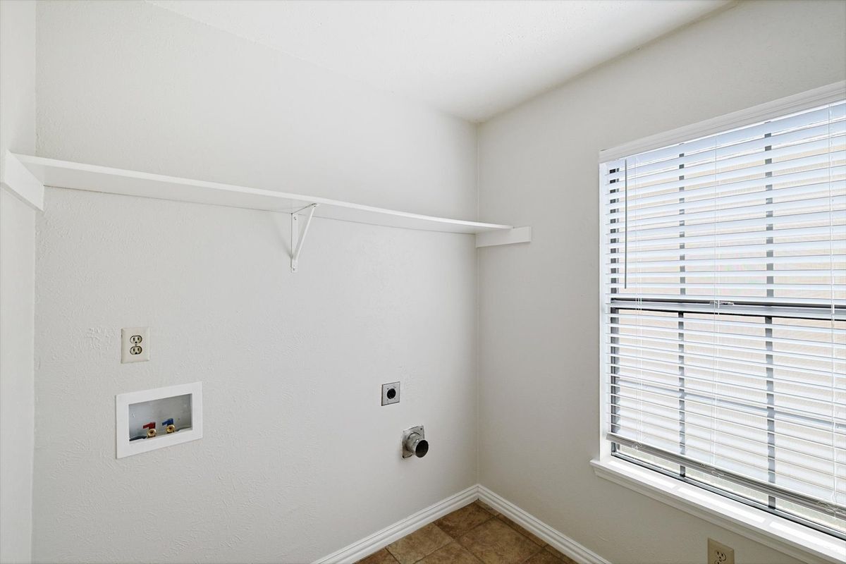 Building Photo - 2825 Windsor Dr