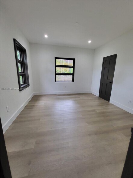 Building Photo - 958 NE 91st Ter