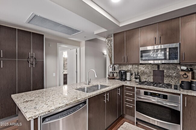 Building Photo - 7117 E Rancho Vista Dr