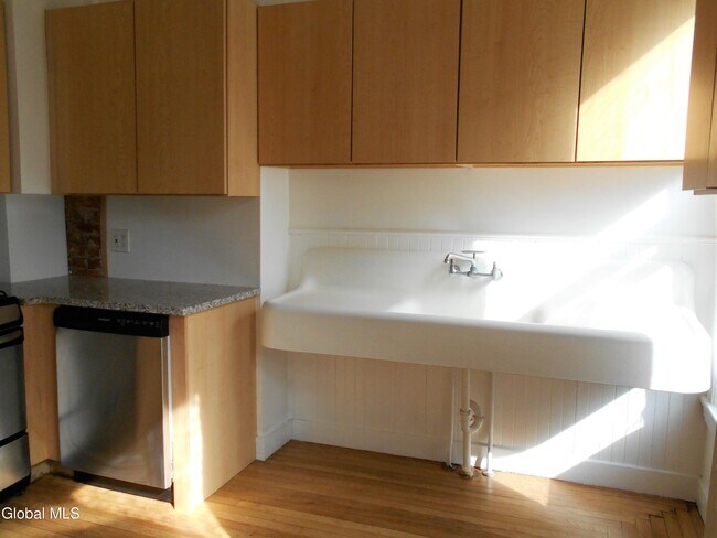 Building Photo - 8 5th Ave