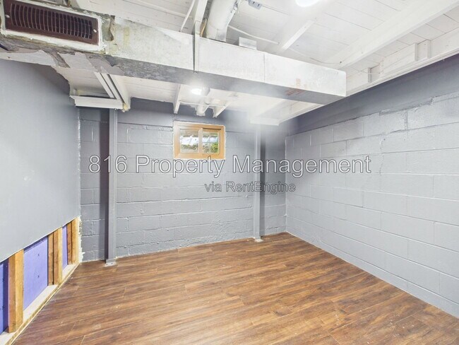 Building Photo - 810 S Woodland Ave