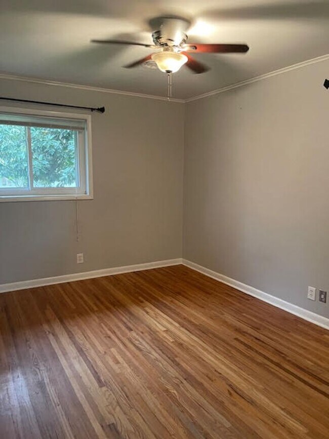 Building Photo - Well Maintained Mid Town Bungalow!