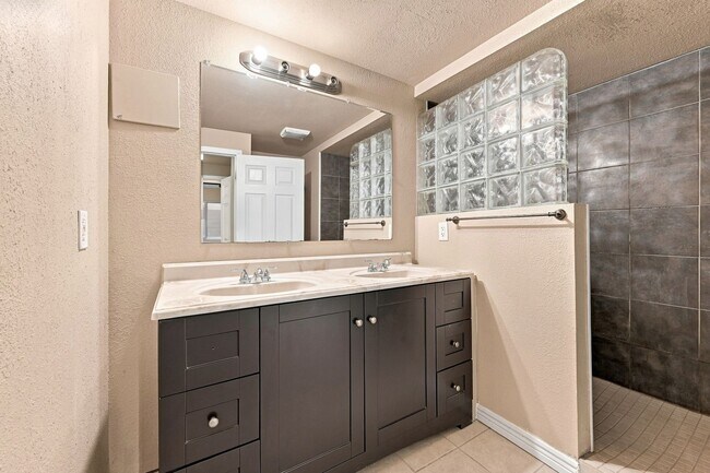 Building Photo - 3 bed, 3 full bath - perfect for roommates!