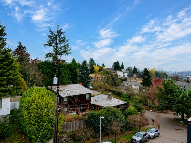 Building Photo - 709 18th Ave S