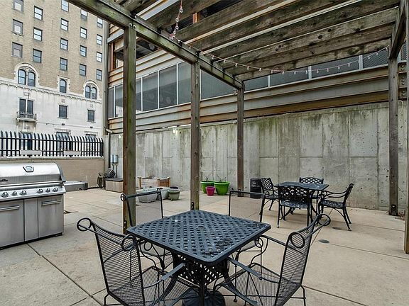 Building Photo - "Chic Urban Living: Spacious 2-Bedroom Ret...