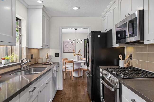 Building Photo - 163 Gladys Ave