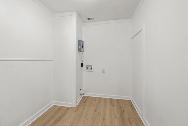 Building Photo - Charming 4 Bedroom, 1 Bathroom house