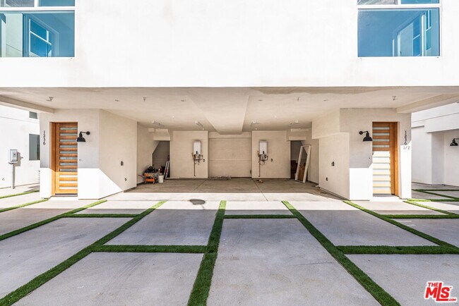 Building Photo - 1236 Beachwood Dr