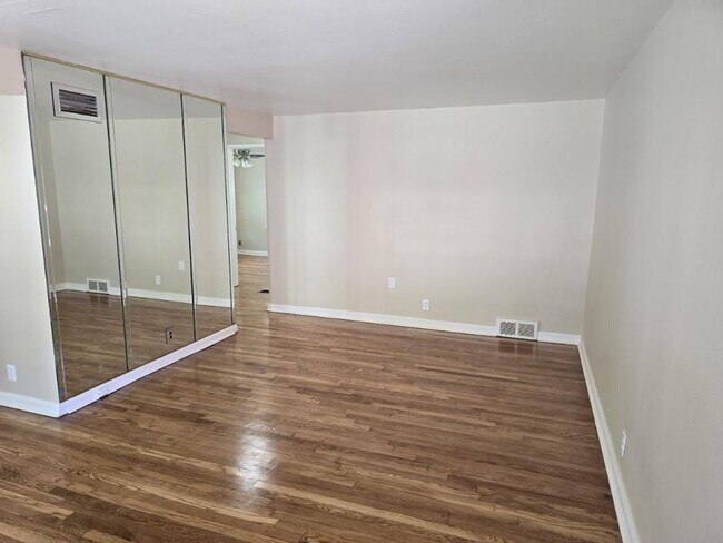 Building Photo - UPDATED 2 Bed 1 Bath  Home with Finished Lower Level & Spacious Backyard in Normandy School District