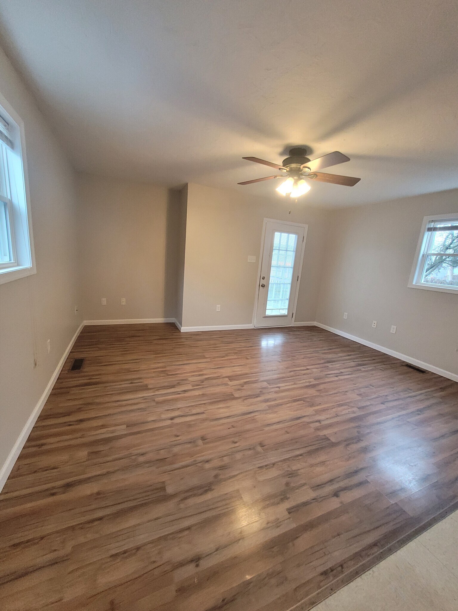 Building Photo - 324 3rd St
