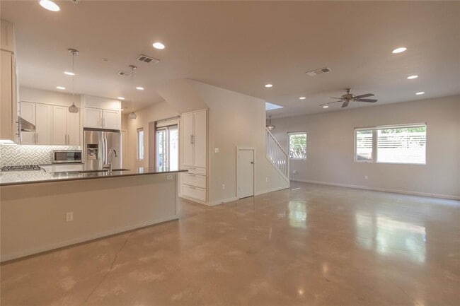 Building Photo - 1702 Forest Hill Dr