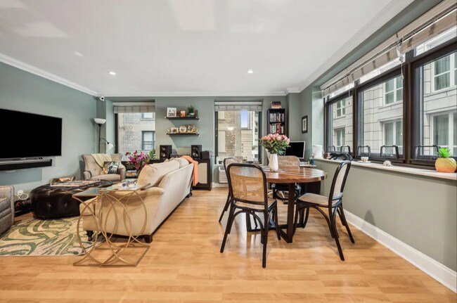 Building Photo - Prime Gold Coast Lovely 1BD/1BA