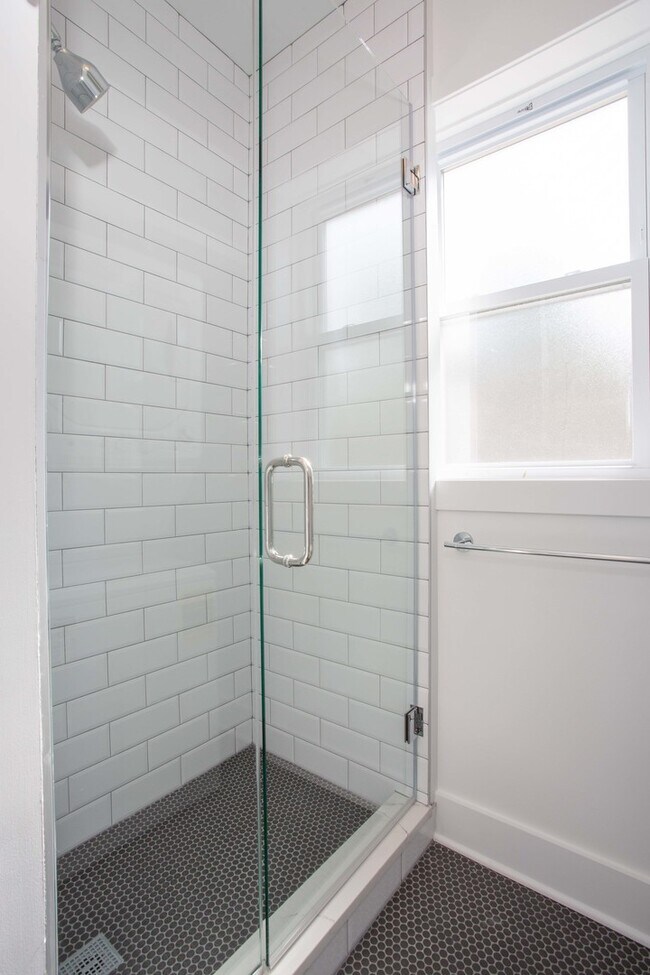 Building Photo - 3338 N Wolcott Ave