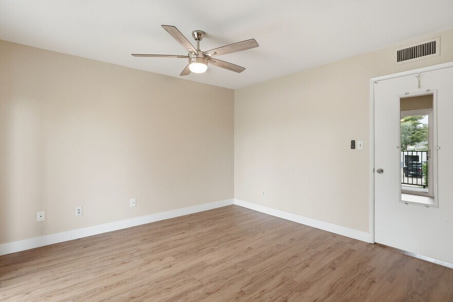 Building Photo - 31 W Pasadena Ave