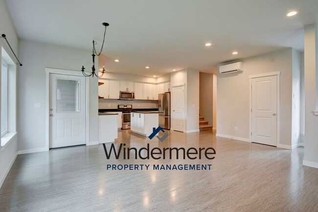 Building Photo - Newer Build 3 Bedroom 2.5 Bathroom Townhome