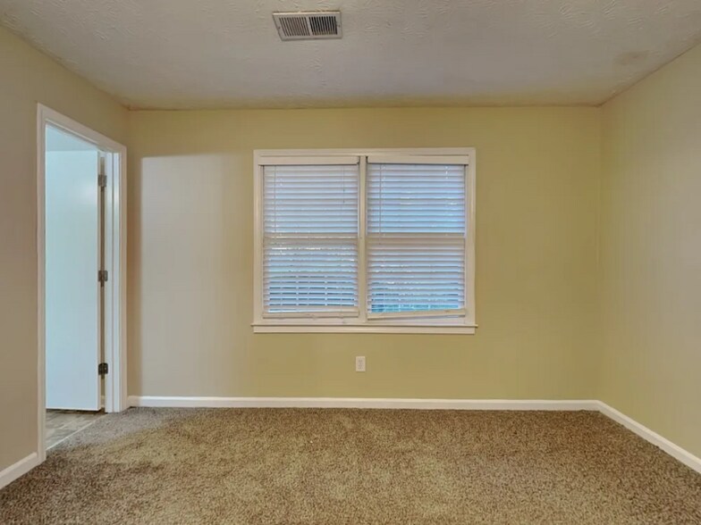 Building Photo - 990 Thousand Oaks Dr