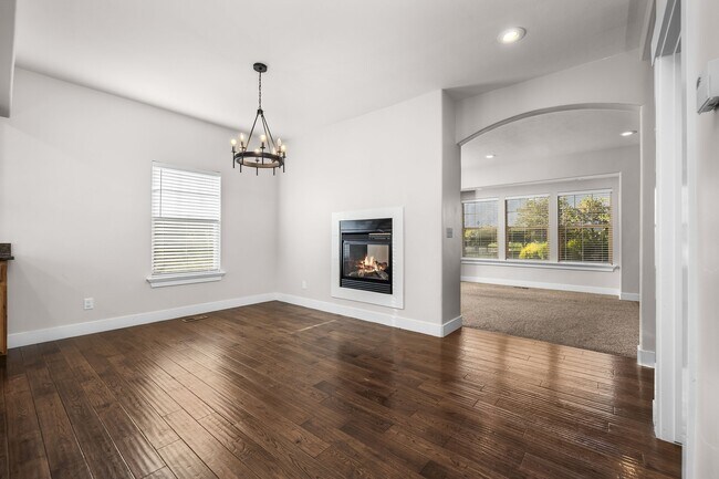 Building Photo - 2071 W Crescent Row