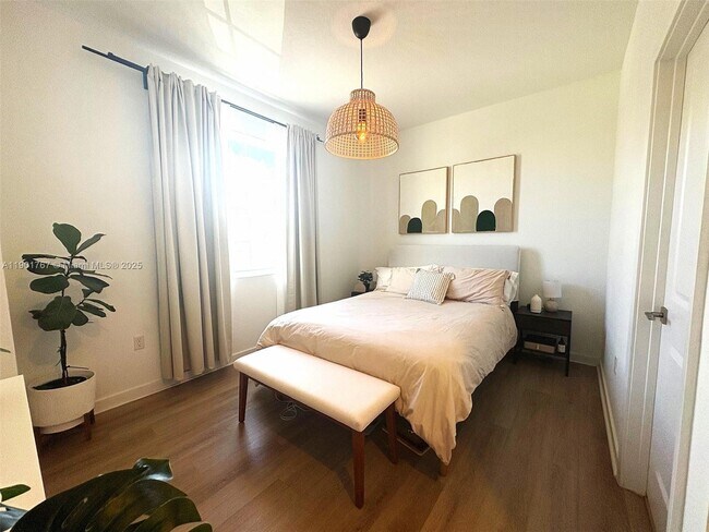 Building Photo - 476 NE 5th St