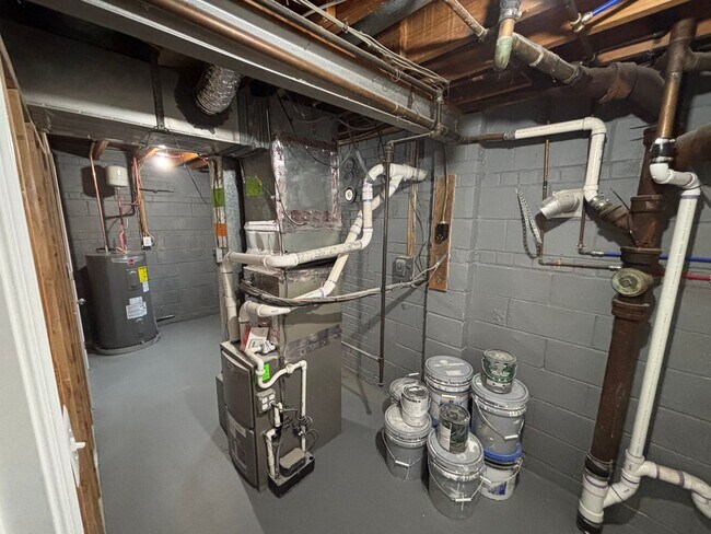 Building Photo - 4 Bedroom 3 Full Bathrooms Newly Renovated...