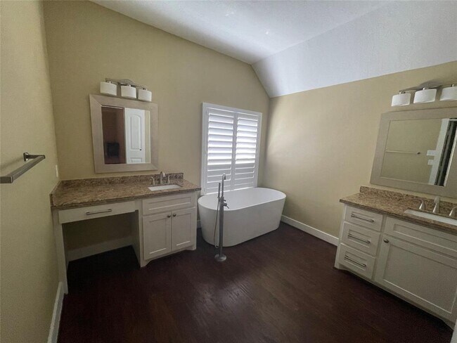 Building Photo - 2506 S Strathford Ln