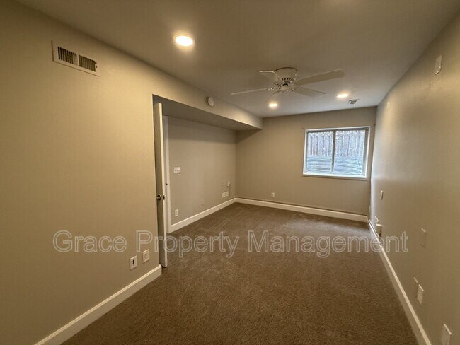 Building Photo - 10924 W 100th Dr