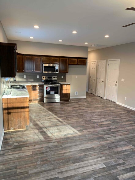 Building Photo - 715 S Pecan St