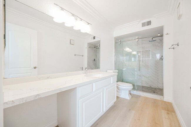 Building Photo - Gorgeous Just Renovated 2 Primary Bedroom ...