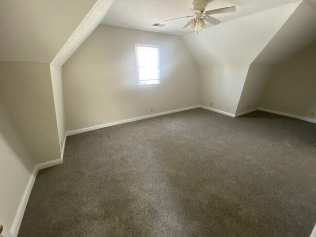 Building Photo - 1708
