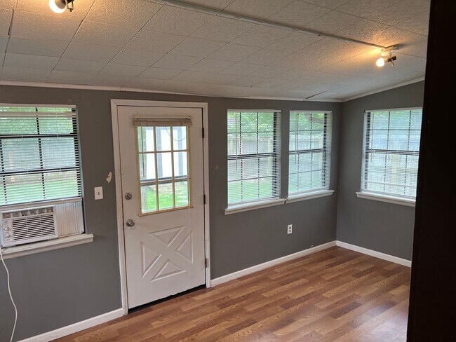 Building Photo - 3 Bed 1.5 Bath Home
