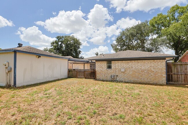 Building Photo - 815 Park Meadow Dr