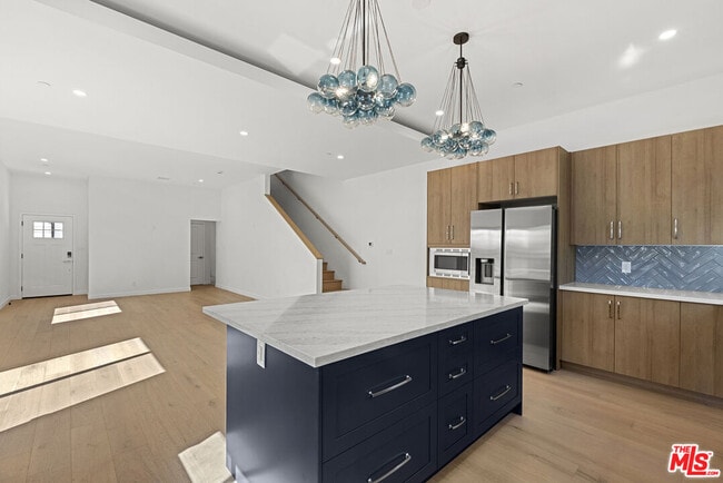 Building Photo - 822 N Orange Grove Ave