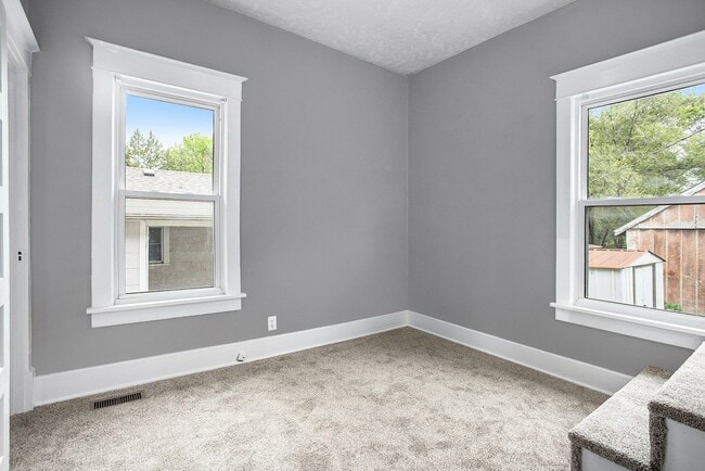 Building Photo - 4220 Lenox Ave
