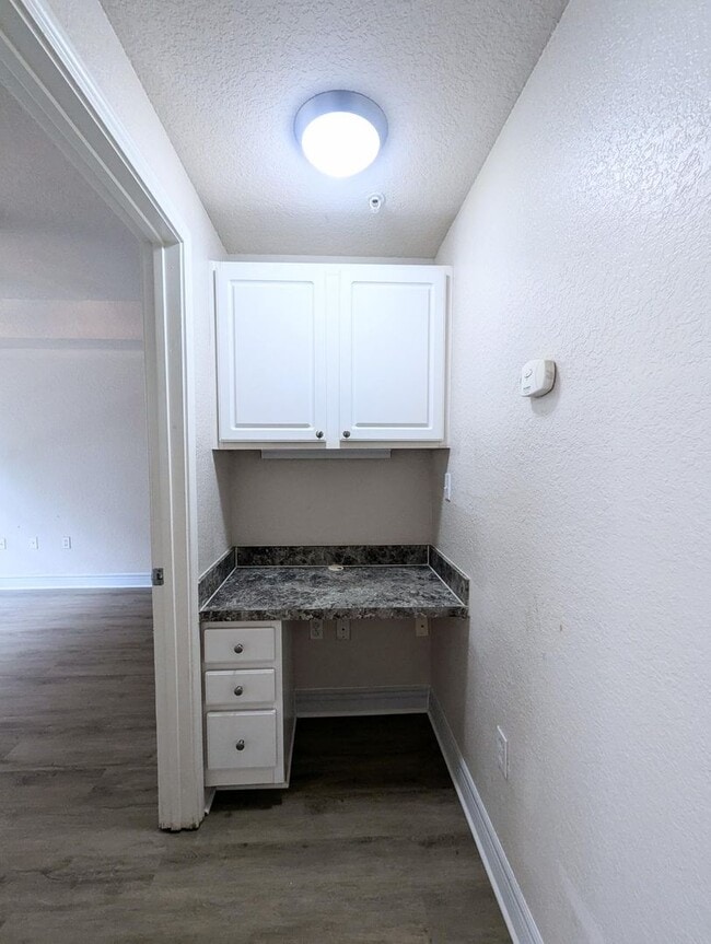 Building Photo - Light, bright and clean!  Includes Balcone...