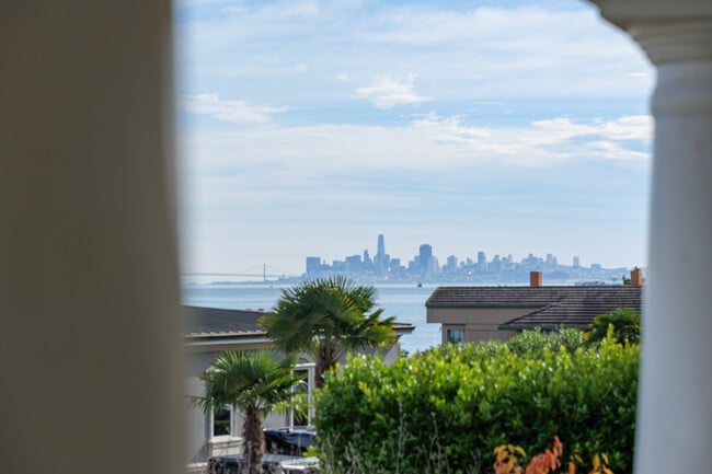 Building Photo - 17 Heron Dr