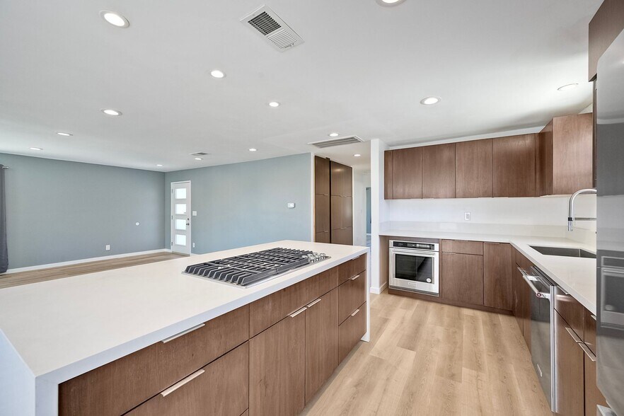 Building Photo - 6258 Pembroke Dr