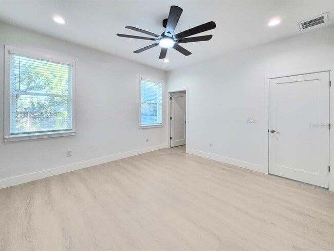 Building Photo - 3304 E North Bay St