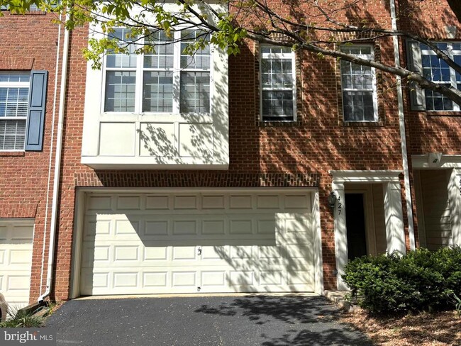 Primary Photo - 427 Clayton Ln