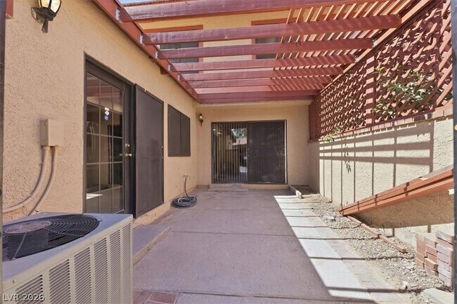 Building Photo - 2410 Pickwick Dr