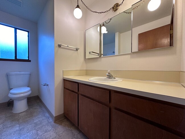 Building Photo - Charming 2 Bedroom Duplex with Spacious Yard in Gresham!