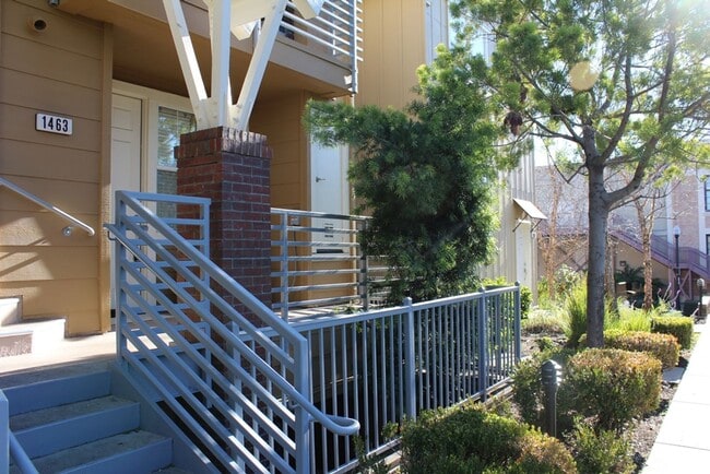 Building Photo - Nice and bright 2BR / 2BA Condo Near Durant Square Mall