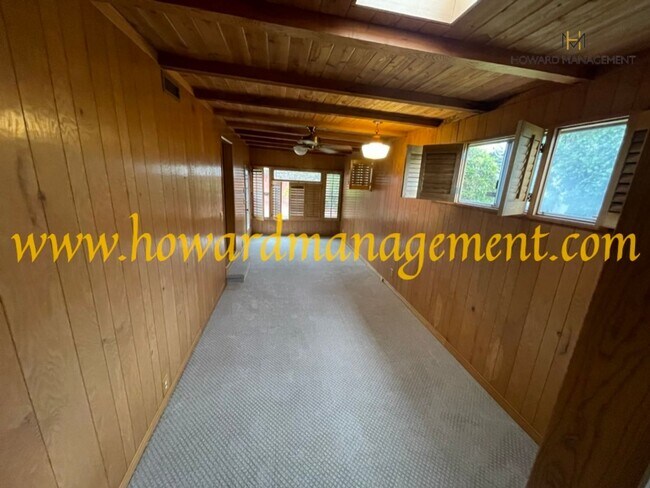 Building Photo - Beautiful home with large Den, hardwood floors, grassy backyard and dettached 2 car garage.