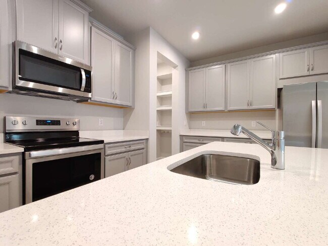 Building Photo - Beautiful 3-Bedroom Townhome in Gated Avea Pointe