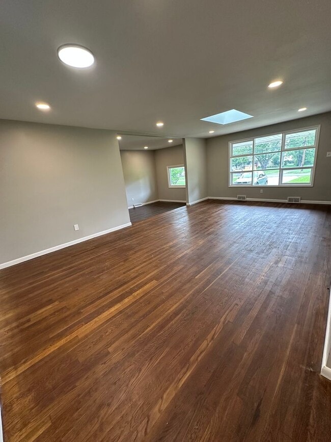 Building Photo - 3 Bedroom - 1 Bathroom - Single story living with unfinished basement for storage!
