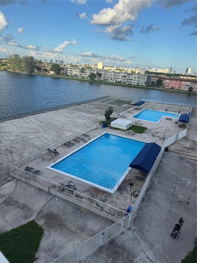 Building Photo - 1301 NE Miami Gardens Dr