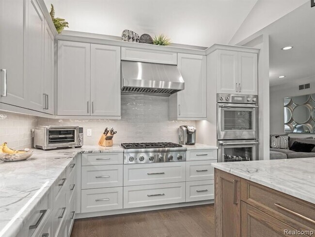 Building Photo - 3511 Lakecrest Dr