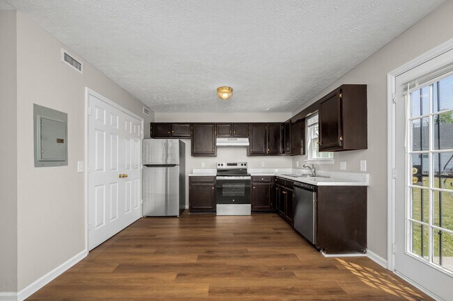 Building Photo - Hamlet Square Townhomes -2304A